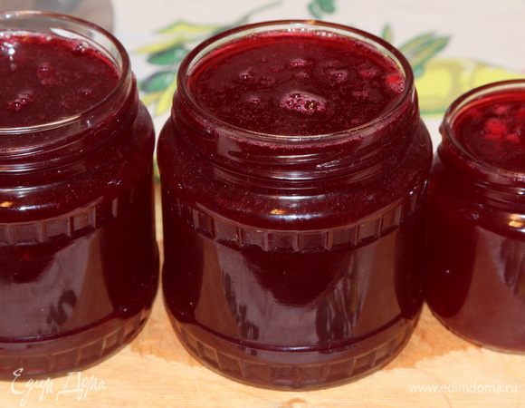 Разливаем желе сразу в подготовленные банки и БЕЗ КРЫШКИ оставляем остужаться до полного! У меня - с вечера до утра. 