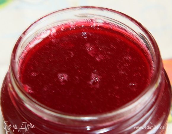 Утром на поверхности желе, которое окончательно загустело, образовалась пленка.