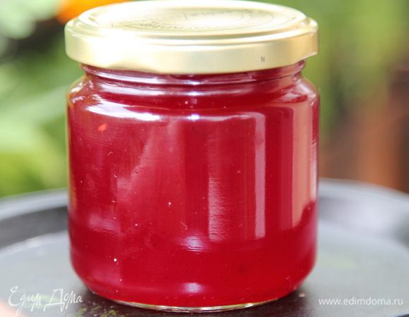 Закручиваем или закатываем консервными крышками и отправляем на хранение до лучших времен. Замечательно хранится вне холодильника. Желе получается очень ароматным, сохраняется максимум полезных веществ, загустевает и имеет приятную кислинку. Этот способ подходит для всех фруктов и ягод, богатых пектином: клюква, смородина, крыжовник, персик, сливы и т. д.