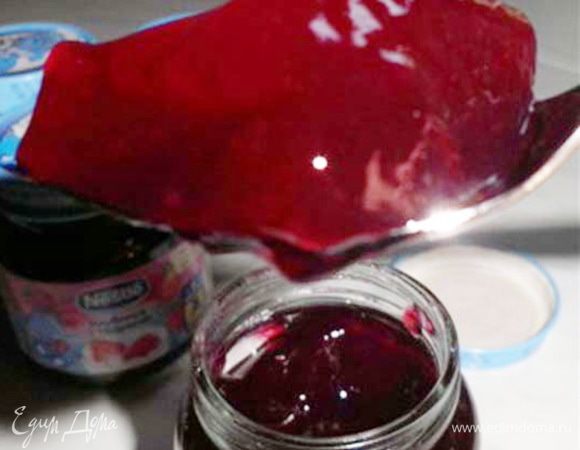 А это прошлогодняя заготовка, таким было желе в банке. Желе уже нет, а снимок остался! 