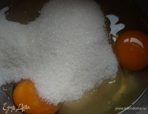 Яйца с сахаром взбейте венчиком.