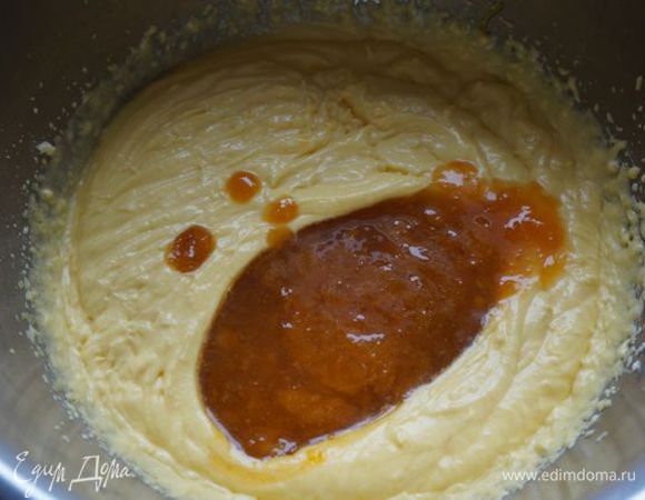 Влейте варенье.