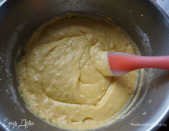 Просейте муку, добавьте разрыхлитель и щепотку соли, размешайте до однородного состояния.