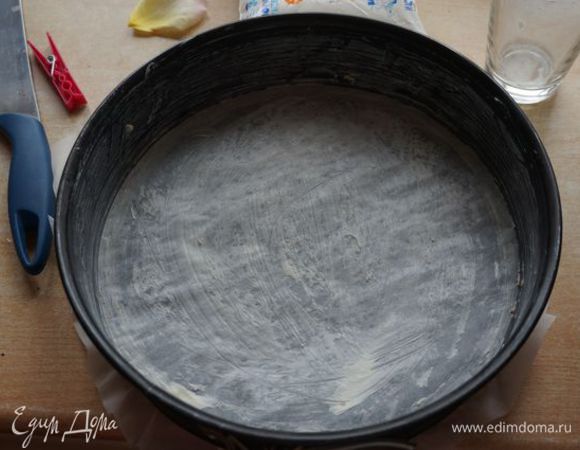 Форму 28 см застелите пергаментом, смажьте маслом.