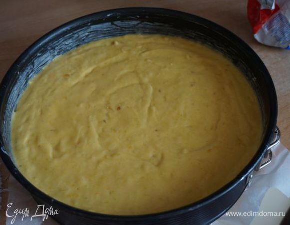 Вылейте тесто в форму, разровняйте. Выпекайте при 180°C около 40–50 минут до готовности (проверять зубочисткой).