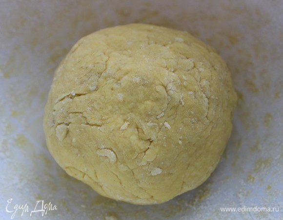 Отварной картофель натереть на терке или размять вилкой. Добавить яйцо, соль и муку и замесить не сильно крутое тесто. 