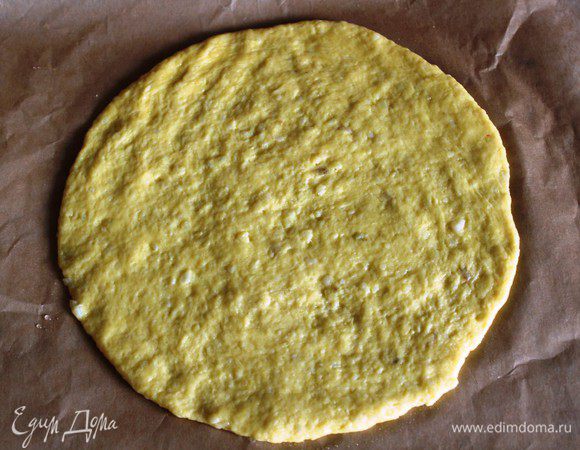 Раскатать тесто в лепешку.