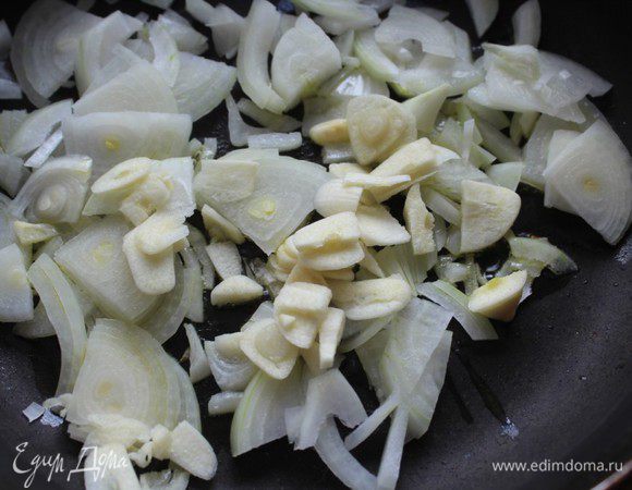 Лук нарезать полукольцами, чеснок мелко порубить. Обжарить на растительном масле до мягкости.