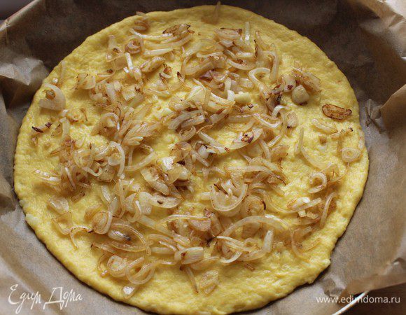 Выложить лук на картофельную основу.