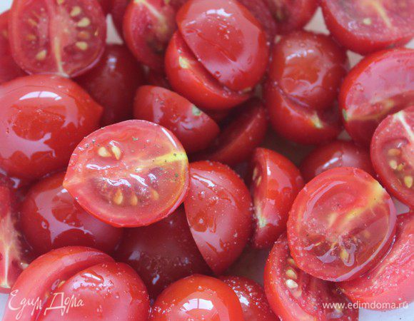 Разрезать на половинки, приправить солью и перцем, полить маслом и аккуратно перемешать.