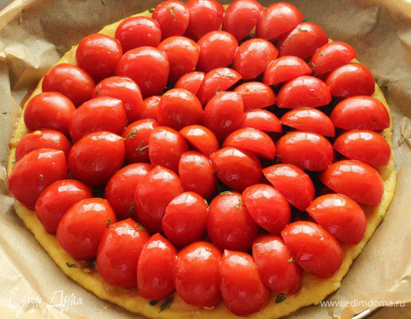 Жареный лук посыпать рубленым укропом, а сверху чешуей выложить половинки черри. 