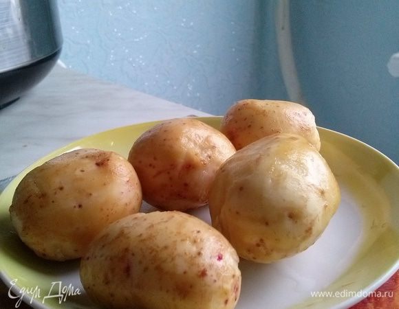 Помоем и почистим молоденькую картошечку.Нарежем маленькими кубиками и отправим вариться.