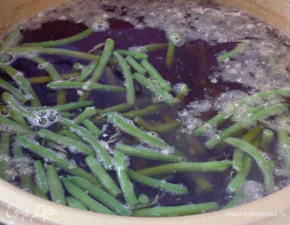 Имбирь натереть , яйца слегка взбить в миске . В кастрюле разогреть бульон , воду , сою и имбирь до кипения.

Добавить фасоль и проростки.