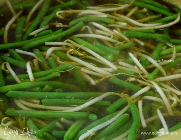 Прокипятить на среднем огне минут 3 - 5  что бы овощи смягчились.
