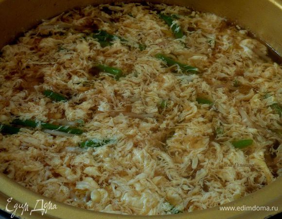 Помешивая яйца в одном направление  , влить тонкой струйкой в суп чтобы получились хлопья.