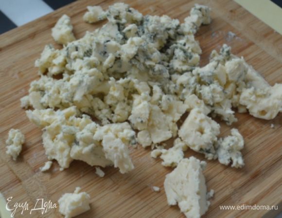 Сыр накрошить.