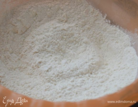 Муку просеять с разрыхлителем и солью.