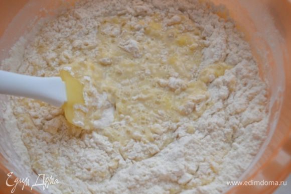 Влить яичную смесь в сухие ингредиенты и аккуратно лопаткой или ложкой перемешать.