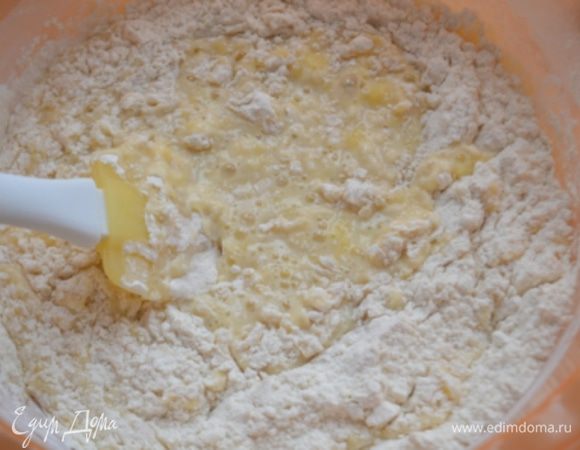 Влить яичную смесь в сухие ингредиенты и аккуратно лопаткой или ложкой перемешать.