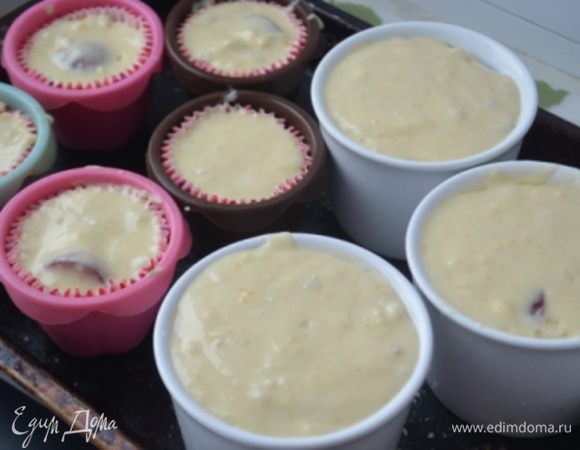 Разложить по формочкам - керамические я чуть смазала маслом, в бумажных получается также прекрасно. Можно просто в силиконе! 