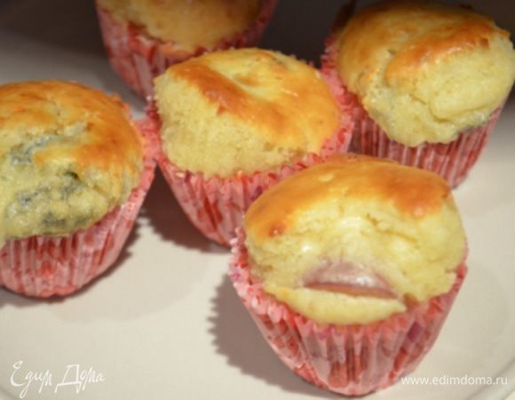 Выпекаем кексы так: маленькие пропеклись за 25 минут при 180 гр, а большие за 35 минут при 180 гр. Они должны стать румяными и вырасти как следует в размерах! 
Подавать с вином! Очень вкусно и с чаем) 