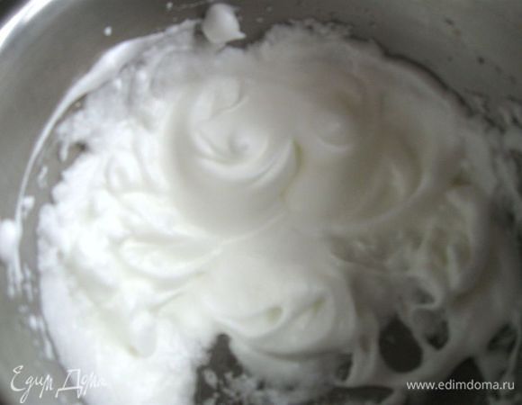Белки взбить с  щепоткой соли до пиков.