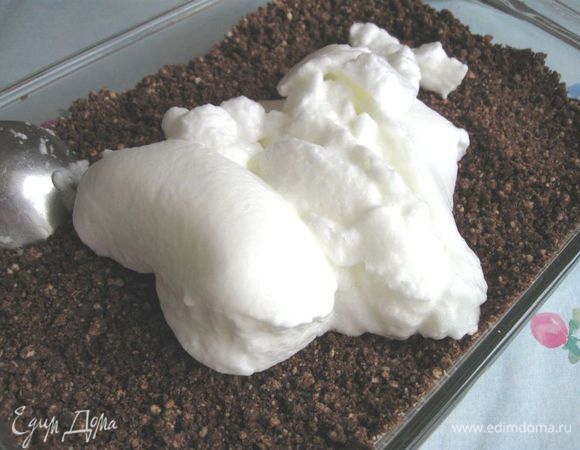 Аккуратно соединить белки с ореховой массой.

