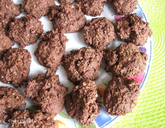 Поставить в разогретую  до 200 градусов духовку на 12 – 15 минут. Важно: не пересушить в духовке, минут через 8 после начала выпечки проверить, вам может понадобиться меньше времени на 1 -2 минуты, чем указано. Вынуть, дать остыть.