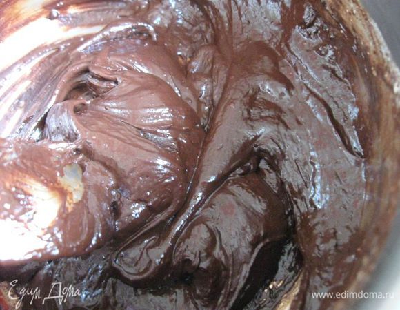 Готовые печенья скрепить попарно с помощью ганаша. Шоколад поломать, положить в миску. Сливки довести до кипения,  снять с огня, залить сливки в  шоколад, через 1  минуту перемешать. Вводить сливки в шоколад надо горячими, иначе шоколад может свернуться. Пока смесь теплая, добавить  коньяк (или ликер, водку). Можно эти добавки не использовать, соответственно отрегулировать тогда соотношение шоколада и сливок.