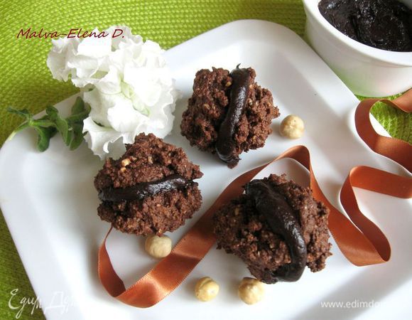 На одно печенье положить начинку, накрыть вторым печеньем.  Положить на время в холодильник. «Поцелуйчики» готовы.