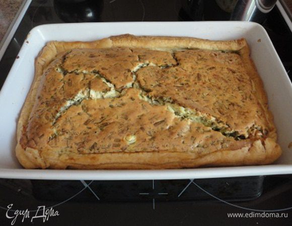 Выпекать 40-45 минут. Теплый пирог хорош с салатом из свежих овощей. В холодном виде (если останется) нам нравится со сладким чаем.