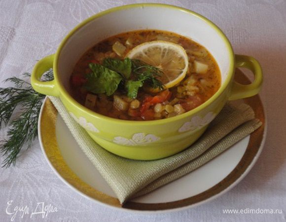 В кипящий бульон засыпать красную или желтую чечевицу и варить при медленном кипении.
