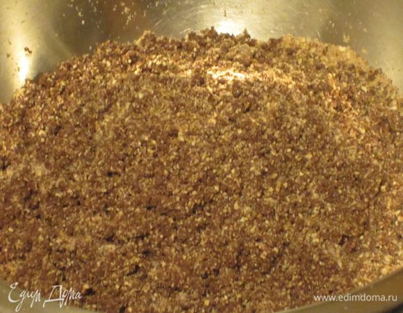 В блендере  измельчить вафли с сахарной пудрой, сливочным маслом и водой. Сформировать шар.
