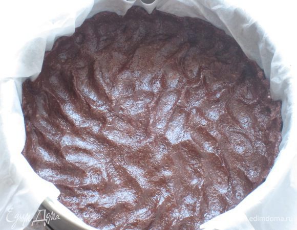 Выложить в форму с пергаментом и прижать руками, формируя небольшой бортик. Выпекать в разогретой до 180 ° С духовке 8 минут. Остудить.
