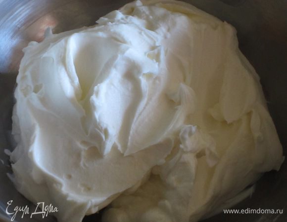 Соединить маскарпоне, сахар, йогурт и перемешать до однородности.