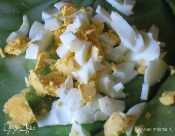 Яйца положить в кастрюлю с холодной водой и варить 9-10 минут после закипания воды. Почистить и крупно нарезать.