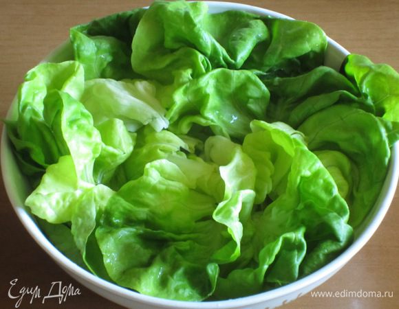Латук порвать руками и выложить на блюдо.