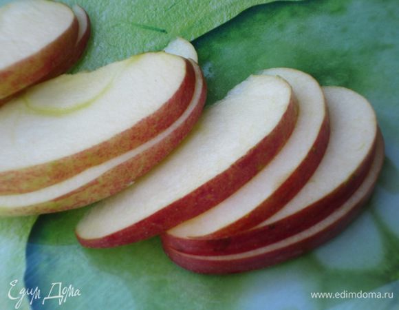 Яблоки нарезать тонкими дольками и сбрызнуть соком лимона.