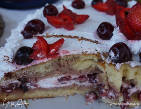 Берем сахар, сметану, яйцо, соль и разрыхлитель. Все хорошо размешиваем, я бы сказала  -  взбиваем. Получилось тесто,  по консистенции, как на оладьи. Форму 26-28 см выстелить кондитерским пергаментом, вылить тесто и поставить в духовку на 40 минут при 180*С.