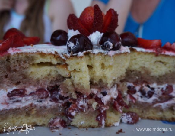 Пока торт выпекается, сделаем крем. В растительные сливки добавила сахар, взбила в блендере. Крем готов.
Вынимаем торт из духовки, охлаждаем его, разрезаем вдоль на два коржа. Каждый из разрезов пропитываем сиропом из черешни и вишневым сиропом. Теперь  нижний (первый) корж  смазываем кремом, густо укладываем черешню, и снова выкладываем крем. Накрываем второй половинкой торта, пропитанной стороной  внутрь. 