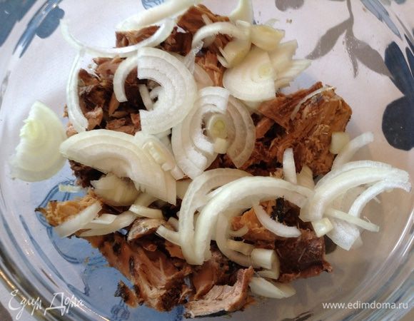 Рыбу размять вилкой. Нарезать лук полукольцами.