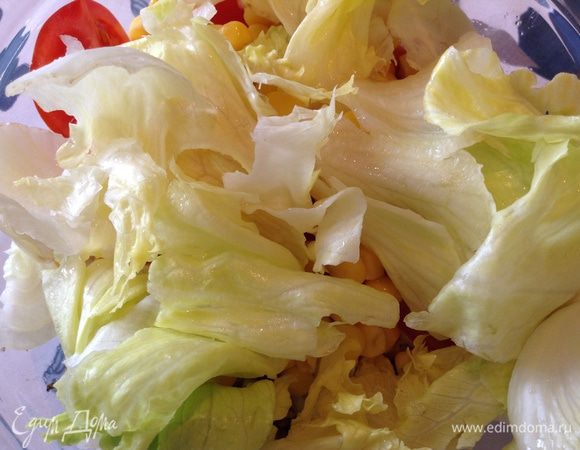 Промыть листья салата и руками разорвать на небольшие кусочки ( я салат всегда рву руками).