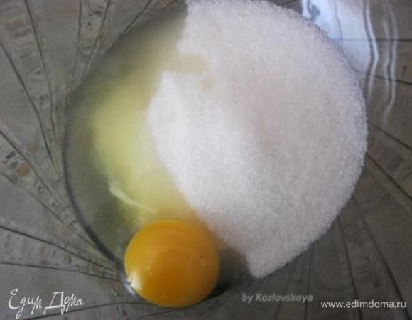Яйцо смешать с сахаром и ванилином до светлой массы.