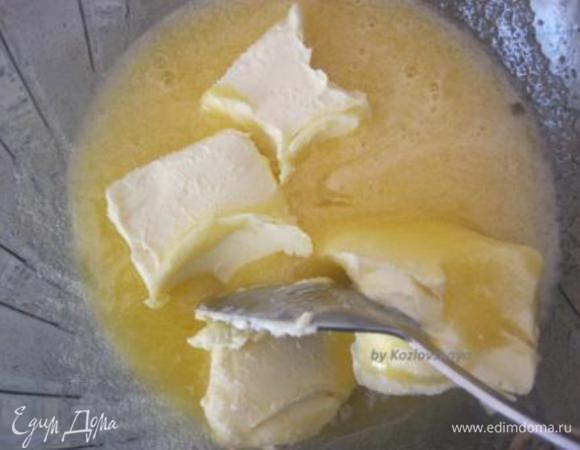 Добавить размягченное сливочное масло.