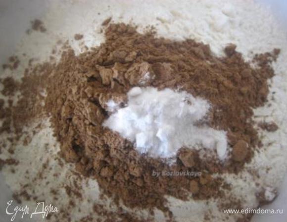 В отдельной миске просеять муку, добавить какао-порошок и соду, перемешать)