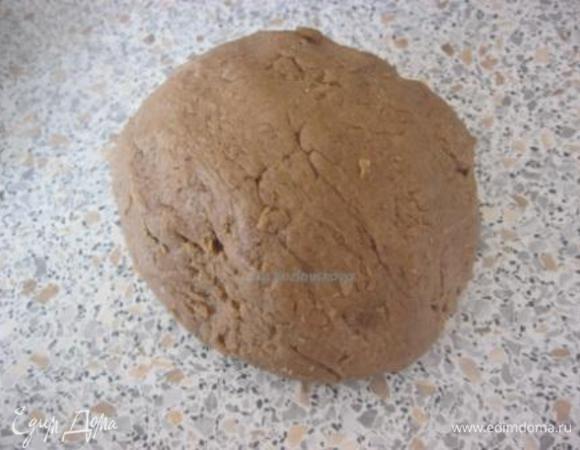 Замесить тесто, добавив 1 ст. л  холодного молока.