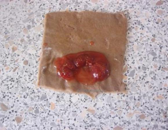 Для удобства поделить тесто на 2 части и тонко раскатать.
Разрезать на прямоугольники, выложить начинку, скрепив края.
Выложить на противень, застеленный п.бумагой.
Выпекать 10-15 минут, при температуре 180 С.