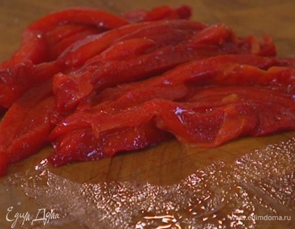 Сладкий перец предварительно запечь в духовке, затем кожицу снять и порезать мякоть полосками.