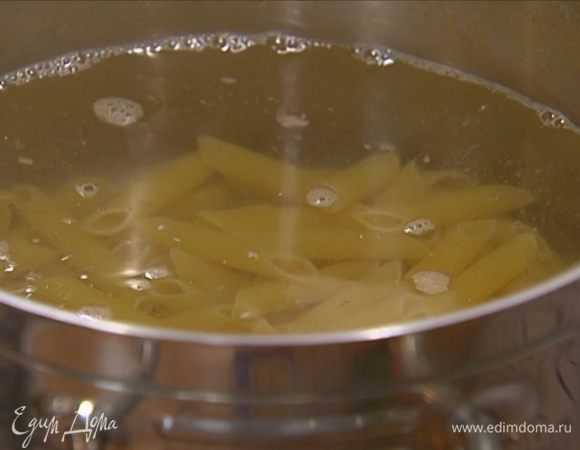 Макароны отваривать в подсоленной воде на пару минут меньше, чем указано в инструкции на упаковке, затем воду слить и вернуть макароны обратно в кастрюлю.