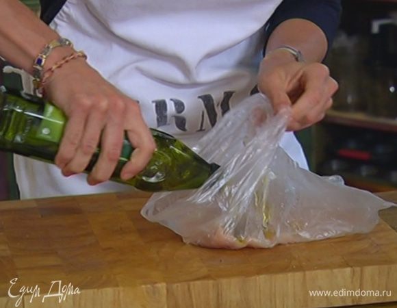 Прямо в пакете мясо посолить, поперчить, влить немного оливкового масла и натереть курицу маслом и специями.